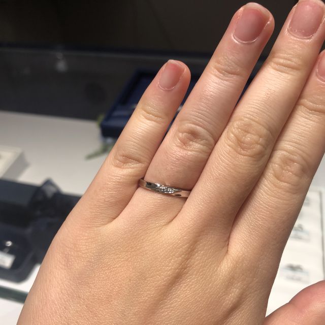 【銀座ダイヤモンドシライシの口コミ】 元々婚約指輪はストレートだったのですが、結婚指輪はウェーブが気になっ…