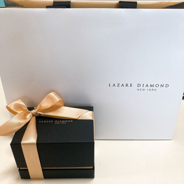 【ラザール ダイヤモンド(LAZARE DIAMOND)の口コミ】 主張しすぎず、上品に輝くダイヤの指輪を探していました。
中央ではなく、…