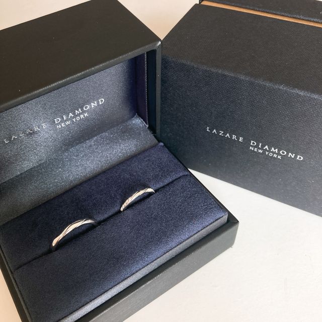 【ラザール ダイヤモンド(LAZARE DIAMOND)の口コミ】 主張しすぎず、上品に輝くダイヤの指輪を探していました。
中央ではなく、…