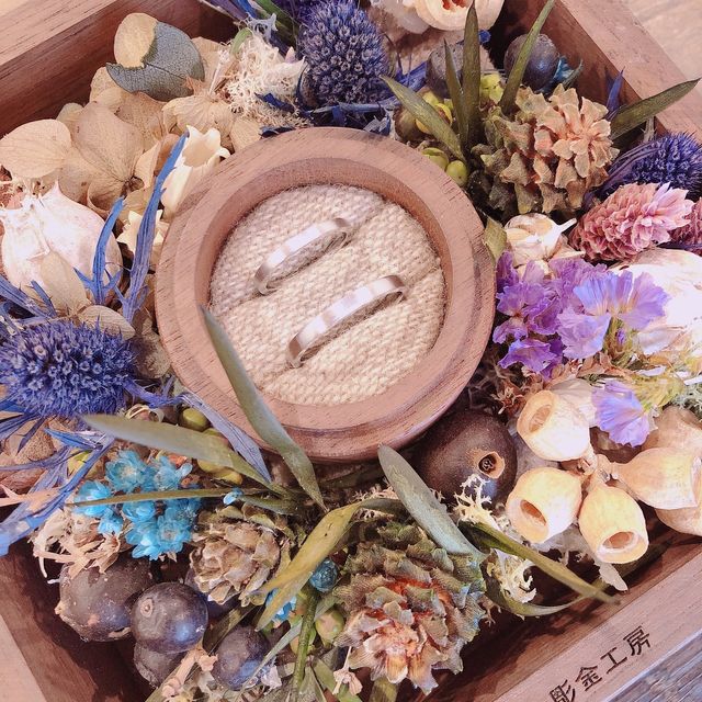 【鎌倉彫金工房の口コミ】 結婚指輪はプラチナの平打、ヘアライン仕上げを選びました。婚約指輪はプ…