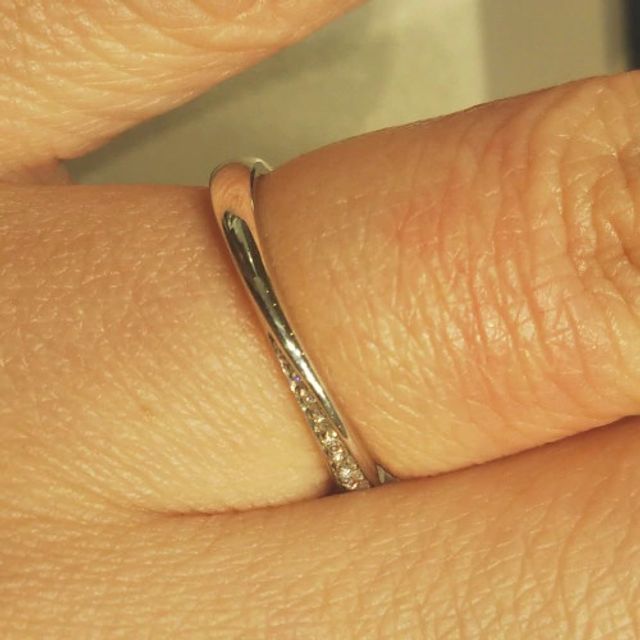 【4℃ BRIDAL(ヨンドシーブライダル)の口コミ】 ウェーブの形が独特で面白いと思います。着ける角度や見る角度によって表…