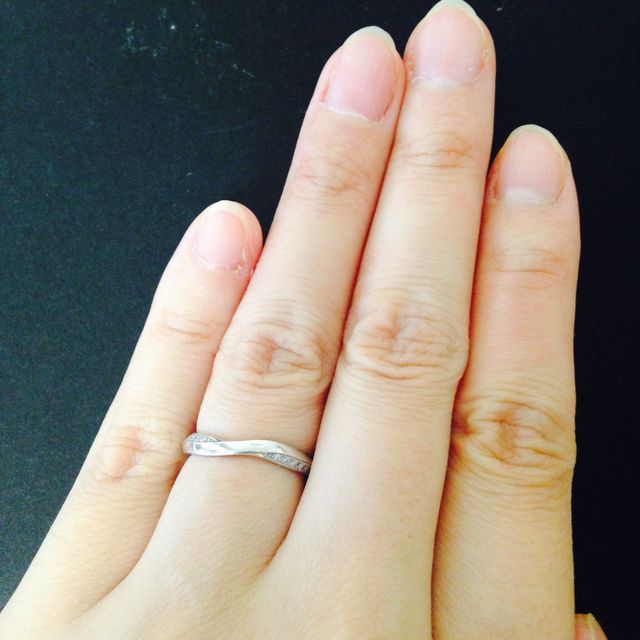 【俄(にわか)の口コミ】 この指輪にした決め手は、まず指輪のラインが綺麗だったこと。
まっすぐの…