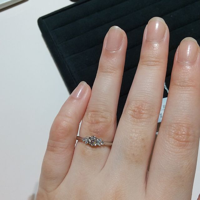 【TRECENTI(トレセンテ)の口コミ】 花モチーフの可愛い指輪です。
フローラシリーズは実際のカラット数よりダ…