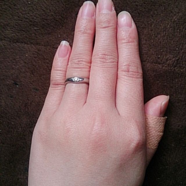 【ブルガリ(BVLGARI)の口コミ】 指輪がVの形をしてるからか、手が小さくて指が短い私でもつけてみると少し…