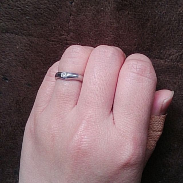 【ブルガリ(BVLGARI)の口コミ】 指輪がVの形をしてるからか、手が小さくて指が短い私でもつけてみると少し…