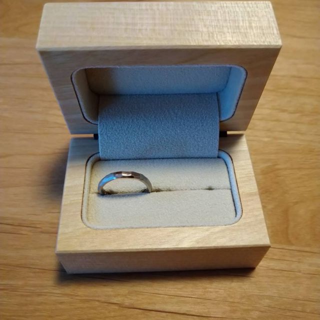 【uchimari(ウチマリ)の口コミ】 ２人で蝋を切り出すところから始めて、指輪の形や表面のデザインを手作り…