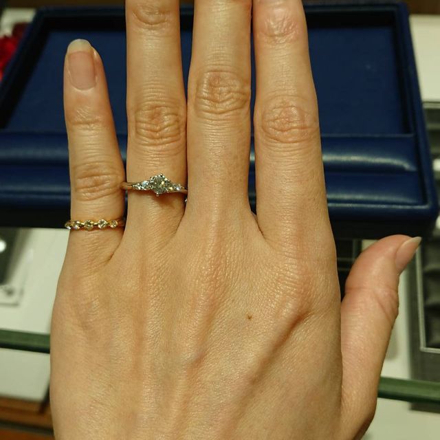【銀座ダイヤモンドシライシの口コミ】 全体的にゴージャスな指輪を選びました。ダイヤモンドの品質はそこそこで…