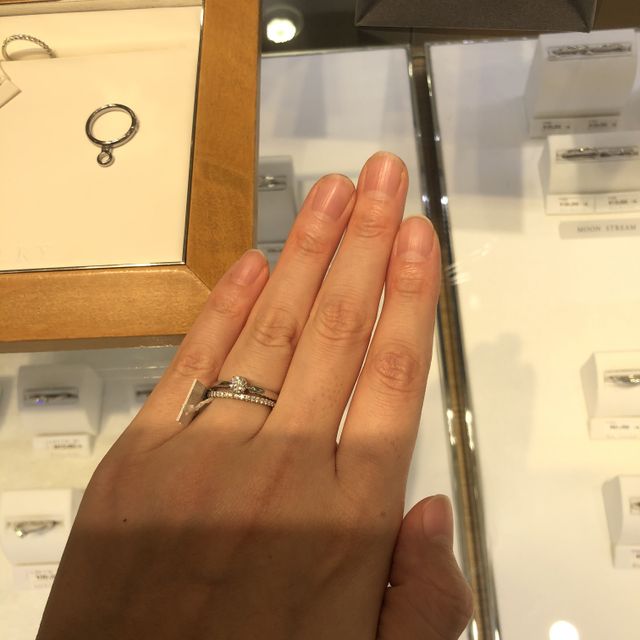 【STAR JEWELRY(スタージュエリー)の口コミ】 ハーフエタニティーのストレートタイプです。
細いタイプは華奢な印象があ…