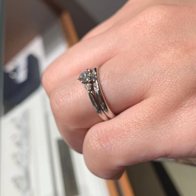 【銀座ダイヤモンドシライシの口コミ】 セットで付けた際の印象を重視して選びました。婚約指輪は大きめのセンタ…