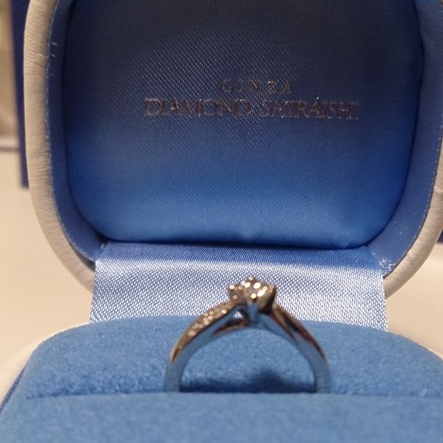 【銀座ダイヤモンドシライシの口コミ】 横から見たリングがリリィーの形になっていて、とても清楚な雰囲気です。…