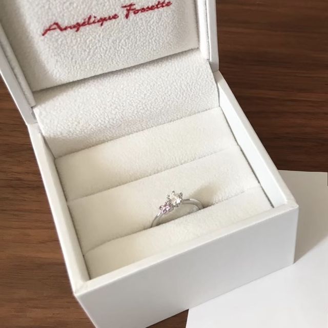 【アンジェリックフォセッテ(Angelique Fossette)の口コミ】 指輪のデザインが可愛くて決めました。
婚約指輪というとダイヤのイメージ…