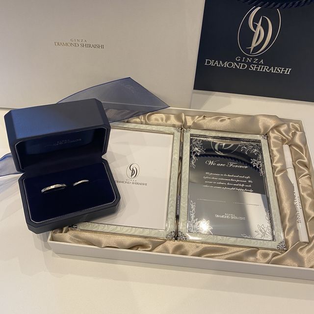 【銀座ダイヤモンドシライシの口コミ】 婚約指輪は要らないと話してい棚で、結婚指輪はキラキラしたものにしまし…