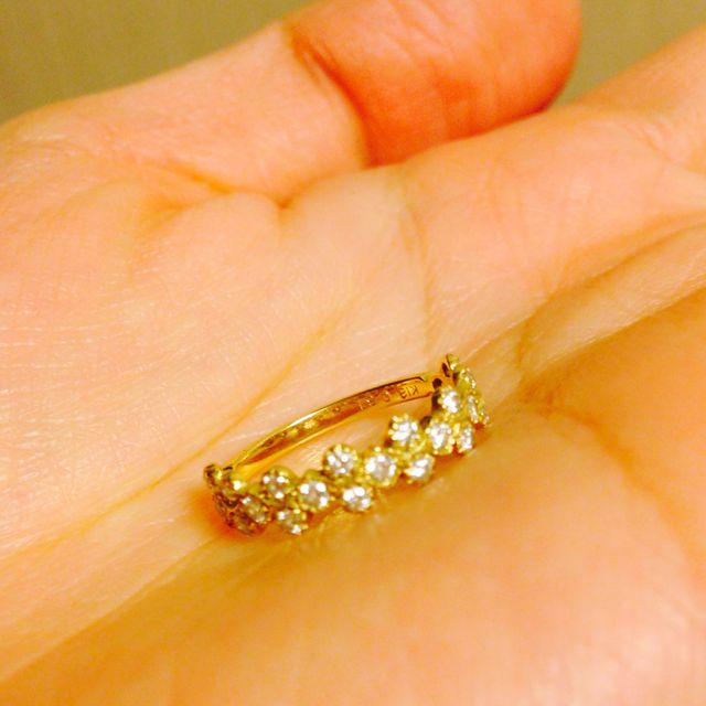 【AHKAH(アーカー)の口コミ】 一粒ダイヤだとなかなか普段使いが出来ないかなと思い、フラワーモチーフ…