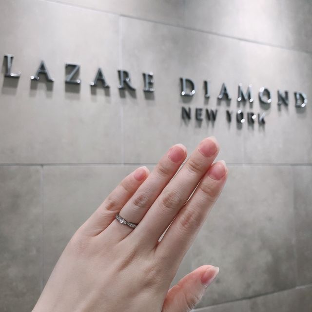 【ラザール ダイヤモンド(LAZARE DIAMOND)の口コミ】 
つけ心地もよく、なによりダイヤの輝き方がキラキラしていて存在感が凄い…