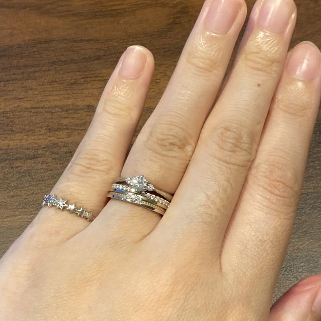 【アイプリモ(I-PRIMO)の口コミ】 結婚指輪と婚約指輪の邪魔をしない、さりげなく、けど可憐な指輪が気に入…