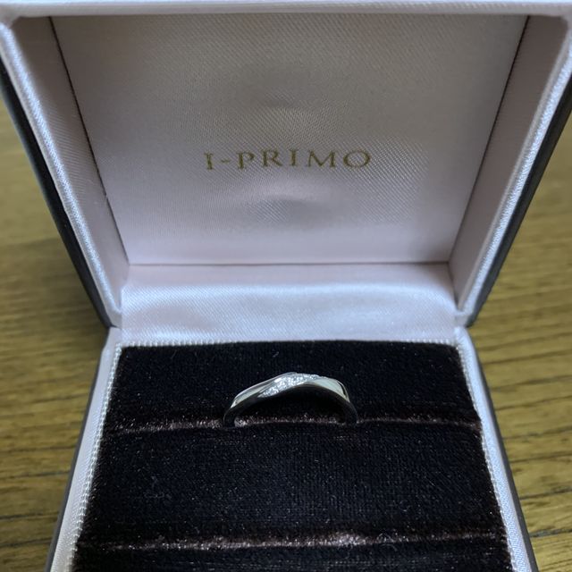 【アイプリモ(I-PRIMO)の口コミ】 婚約指輪のセットリングということでこのデザインを選びました。セット前…