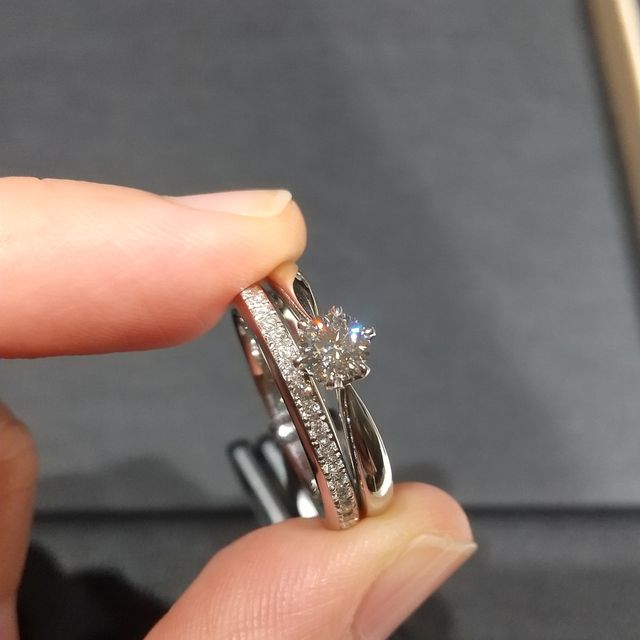 【ラザール ダイヤモンド(LAZARE DIAMOND)の口コミ】 ダイヤの品質とカット技術を強みとしているらしく、ダイヤの輝きを強調さ…