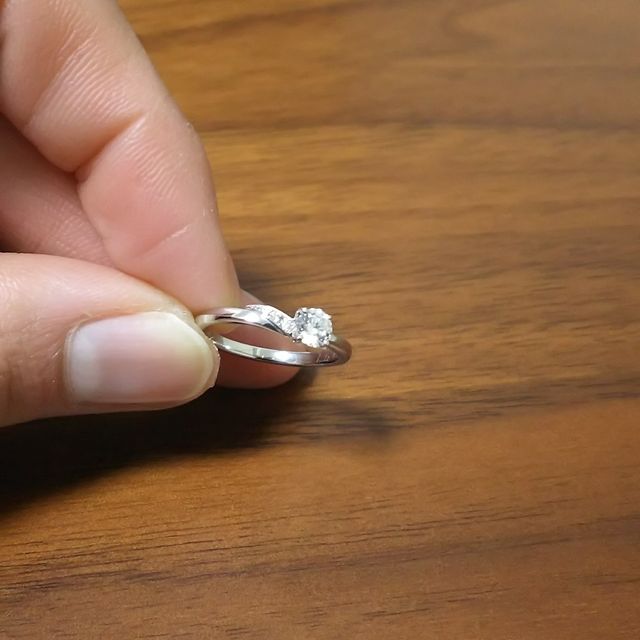 【俄(にわか)の口コミ】 結婚指輪とのセットリングが一つの指輪のように自然で美しい流線形だった…