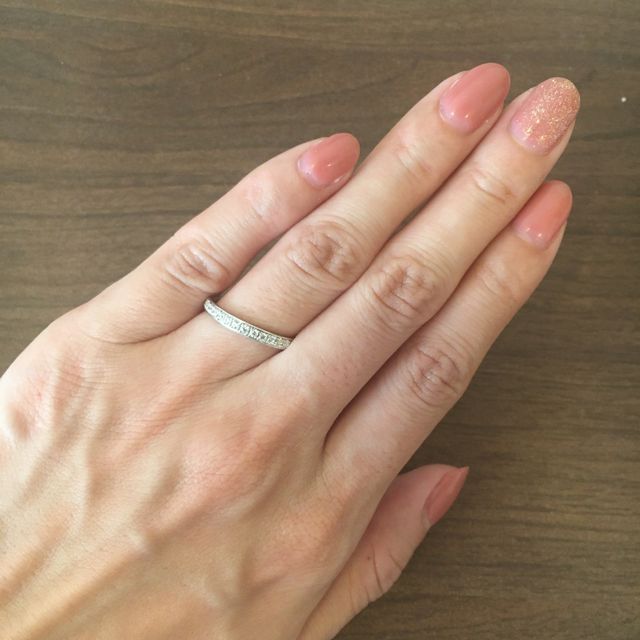 【4℃ BRIDAL(ヨンドシーブライダル)の口コミ】 シンプルなデザインですが、着け心地もよく、ダイヤが堀留めになっている…