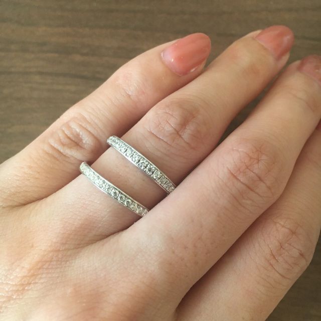 【4℃ BRIDAL(ヨンドシーブライダル)の口コミ】 シンプルなデザインですが、着け心地もよく、ダイヤが堀留めになっている…