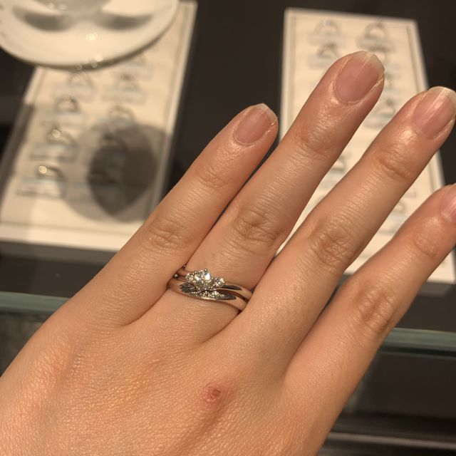 【銀座ダイヤモンドシライシの口コミ】 婚約指輪がShining Flowだったので、結婚指輪も重ね付けが綺麗な同じデザ…