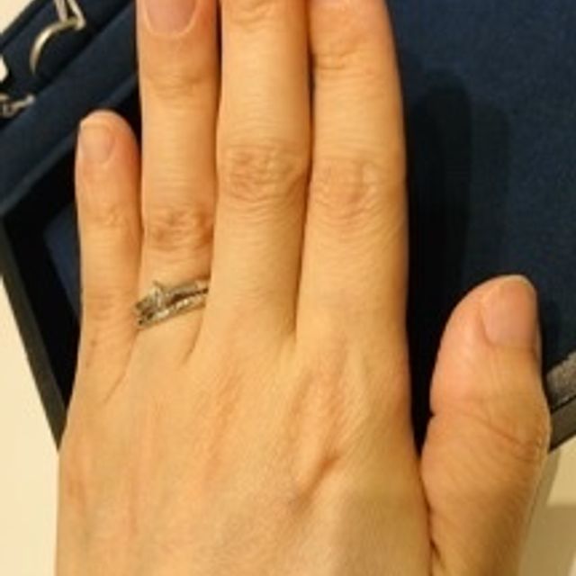 【4℃ BRIDAL(ヨンドシーブライダル)の口コミ】 スタッフの方の対応がとても丁寧だったことと、デザインの豊富さです。特…