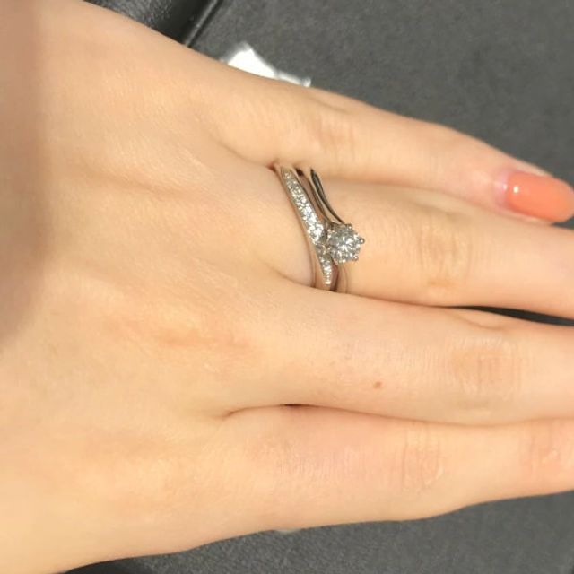 【エクセルコダイヤモンド(EXELCO DIAMOND)の口コミ】 婚約指輪は王道のデザインであり、ダイヤモンドの大きさや輝きを目立たせ…