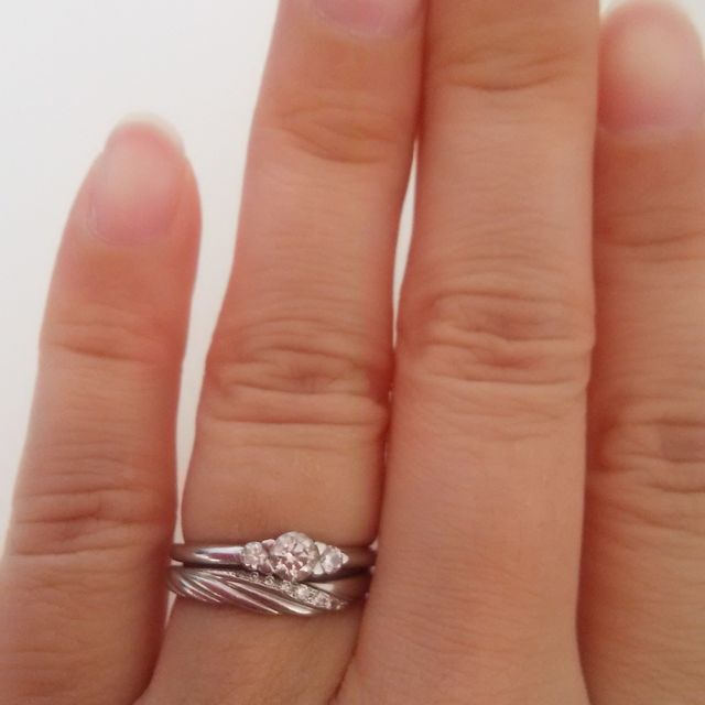 【STAR JEWELRY(スタージュエリー)の口コミ】 ダイヤが3つ付いているデザインです。3つのダイヤは過去、現在、未来を表…