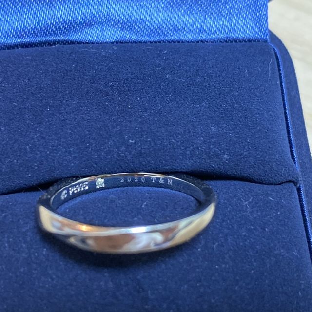 【4℃ BRIDAL(ヨンドシーブライダル)の口コミ】 デザインは飽きないストレートで、かつ斜めにダイヤが入ったデザインを購…