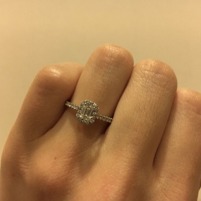 【ティファニー(Tiffany & Co.)の口コミ】 ソレストタイプのデザインが好きだったのと、中石のエメラルドカットの透…