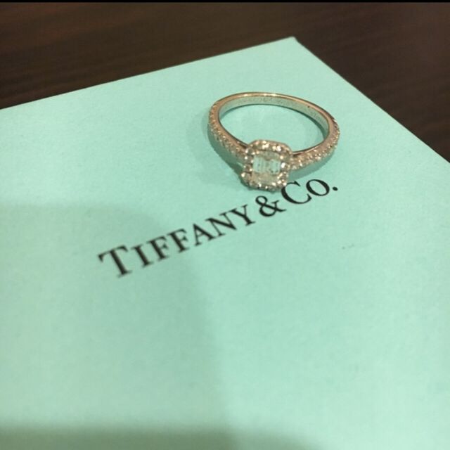 【ティファニー(Tiffany & Co.)の口コミ】 ソレストタイプのデザインが好きだったのと、中石のエメラルドカットの透…