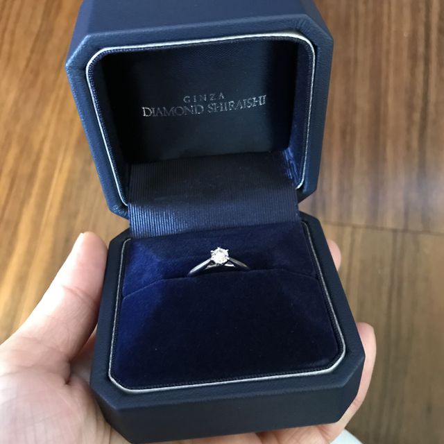 【銀座ダイヤモンドシライシの口コミ】 婚約指輪を彼と一緒に選びにいきいろいろなデザインがある中で私は一つの…
