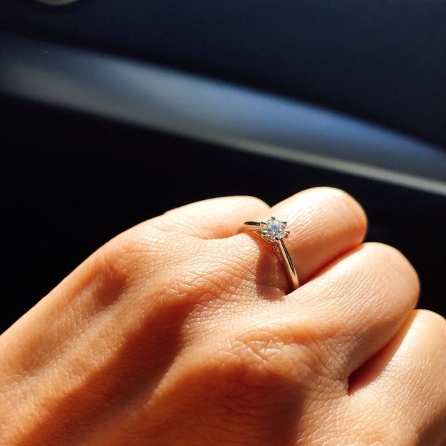 【銀座ダイヤモンドシライシの口コミ】 婚約指輪を彼と一緒に選びにいきいろいろなデザインがある中で私は一つの…