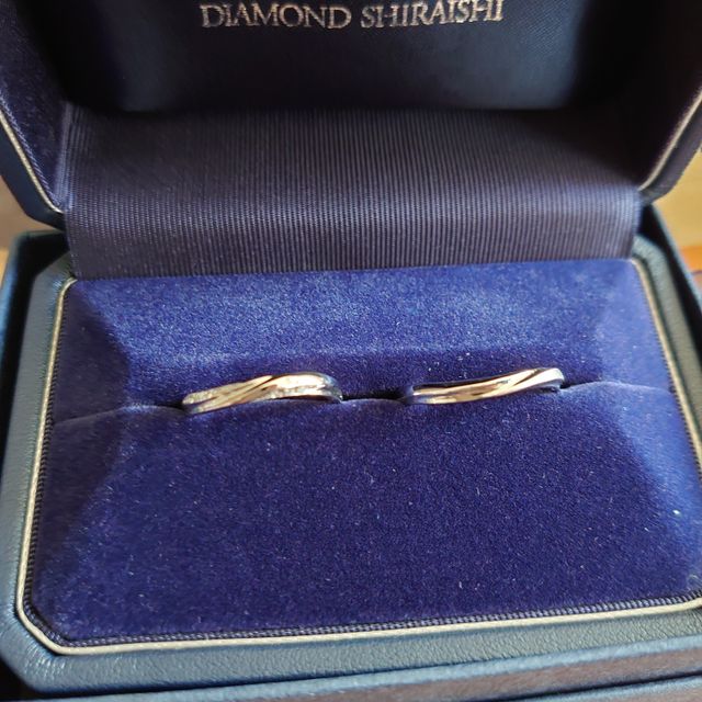 【銀座ダイヤモンドシライシの口コミ】 ダイヤモンドシライシさんでは、指に嵌めても違和感のないように指輪の内…