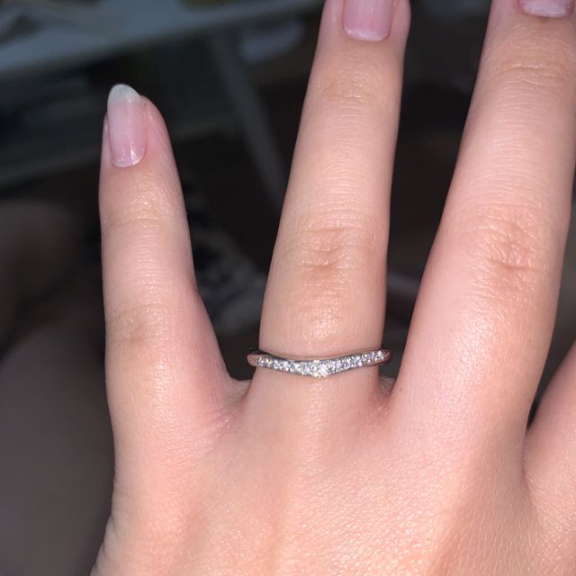 【ラザール ダイヤモンド(LAZARE DIAMOND)の口コミ】 全体的なデザインと装着した際の自分の指との全体的なバランスが今まで色…