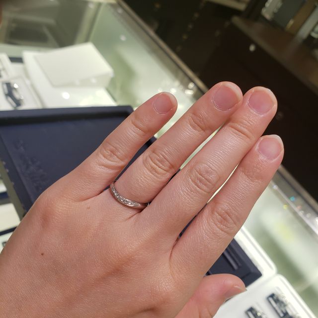 【ROYAL ASSCHER(ロイヤル・アッシャー)の口コミ】 指輪が緩やかなU字にカーブしているところが気にいりました。V字より柔ら…