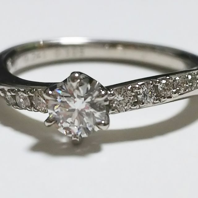 【銀座ダイヤモンドシライシの口コミ】 指輪のデザインに一目惚れしました♡

Starryという流れ星をイメージした指…