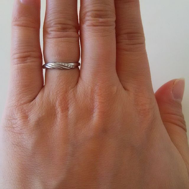 【STAR JEWELRY(スタージュエリー)の口コミ】 指輪の形がV字になっているので、指の太い私でも少し指が長く見えます。
…