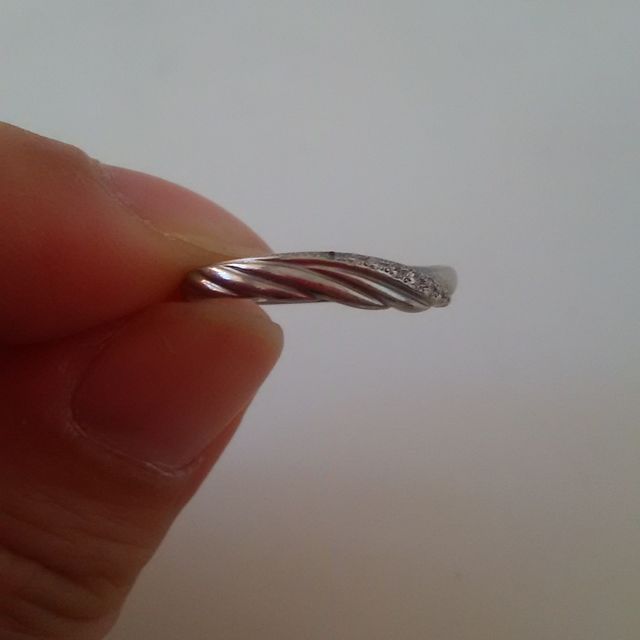 【STAR JEWELRY(スタージュエリー)の口コミ】 指輪の形がV字になっているので、指の太い私でも少し指が長く見えます。
…