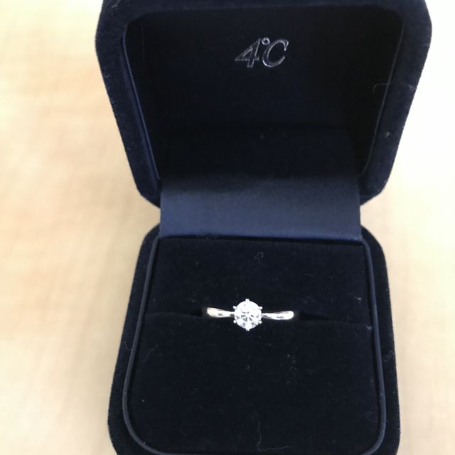 【4℃ BRIDAL(ヨンドシーブライダル)の口コミ】 中央にダイヤのついたデザインで、リングがシンプルなのでダイヤの輝きが…