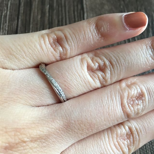 【銀座ダイヤモンドシライシの口コミ】 見た瞬間にすぐ素敵な指輪だなと思いました。クロスされていることでとて…