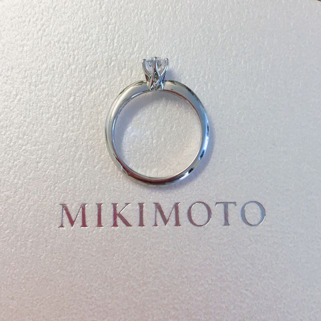 【MIKIMOTO(ミキモト)の口コミ】 一粒ダイヤで上品な雰囲気の物を探していました。ダイヤに向かってリング…