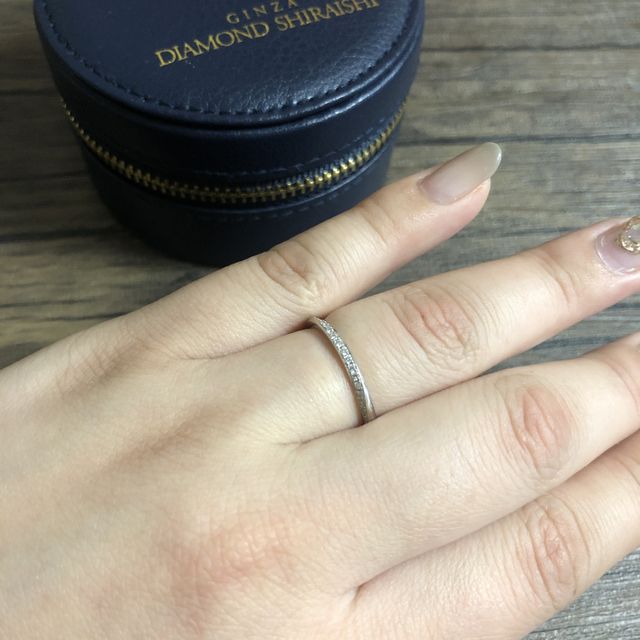 【銀座ダイヤモンドシライシの口コミ】 2人とも指が太い(20号&16号)ので、斜めにダイヤがライン入っていて、…