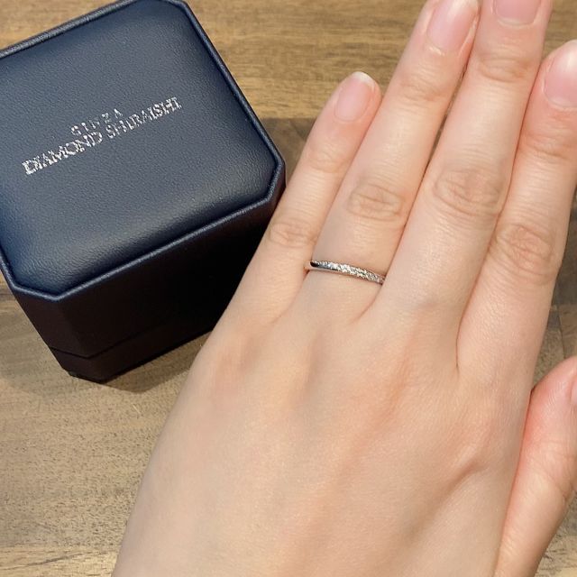 【銀座ダイヤモンドシライシの口コミ】 指が綺麗に見えるリングの細さとダイヤモンドが斜めにグルッと入っている…