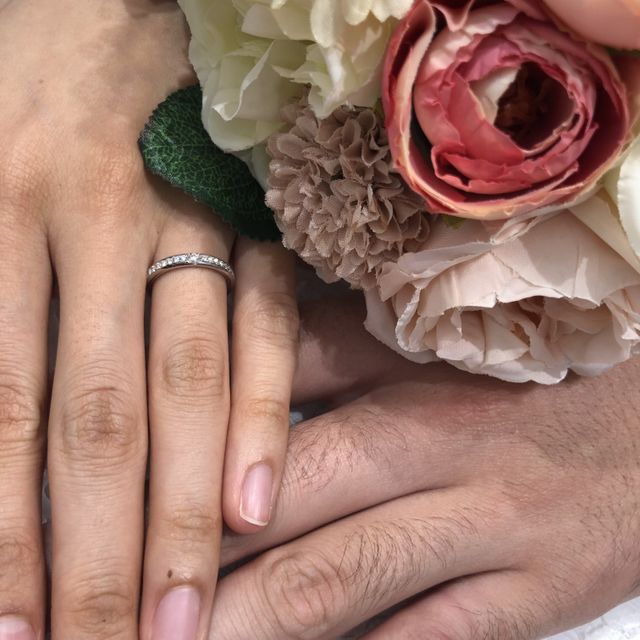 【ラザール ダイヤモンド(LAZARE DIAMOND)の口コミ】 結婚指輪はハーフエタニティで鍛造製法が条件でした。
ダイヤモンドがキラ…