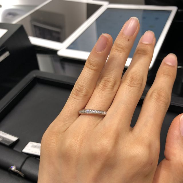 【ラザール ダイヤモンド(LAZARE DIAMOND)の口コミ】 結婚指輪はハーフエタニティで鍛造製法が条件でした。
ダイヤモンドがキラ…