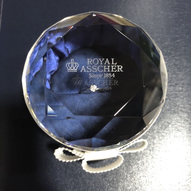 【ROYAL ASSCHER(ロイヤル・アッシャー)の口コミ】 一粒ダイヤモンドの指輪をさがしていました。
ロイヤルアッシャーさんは白…