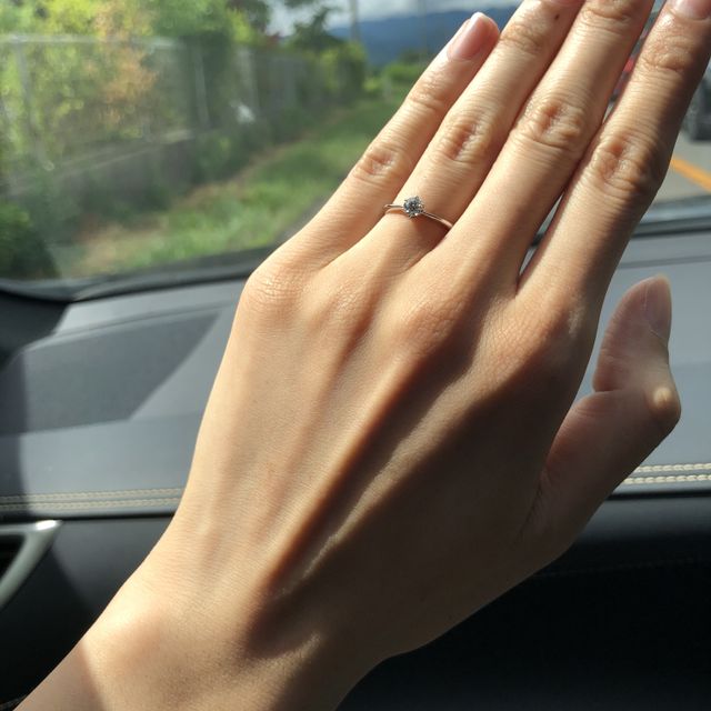 【ROYAL ASSCHER(ロイヤル・アッシャー)の口コミ】 一粒ダイヤモンドの指輪をさがしていました。
ロイヤルアッシャーさんは白…