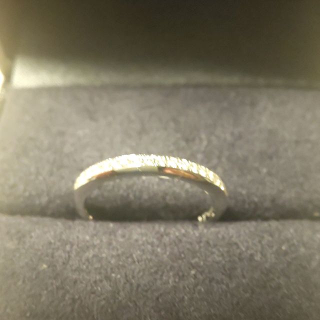 【ラザール ダイヤモンド(LAZARE DIAMOND)の口コミ】 ハーフエタニティーで
レール止めされている指輪を
探していました。
かつ…