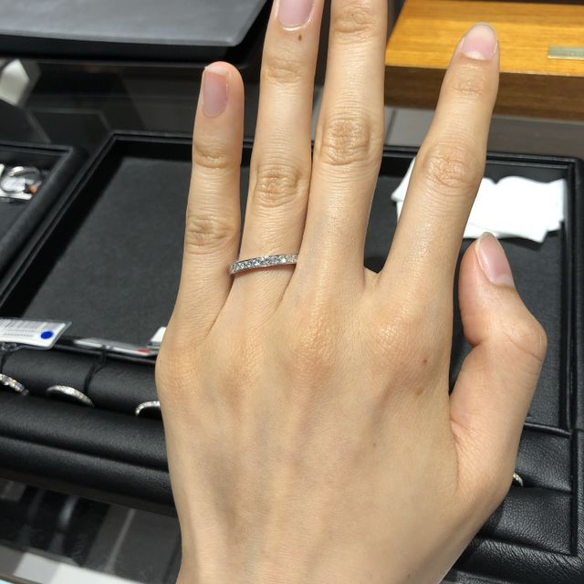 【エクセルコダイヤモンド(EXELCO DIAMOND)の口コミ】 指輪の素材はプラチナです。
しっかりしている感じがしました。
ハーフエ…